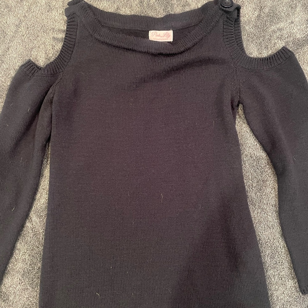 Women’s ’cold shoulder’ sweater